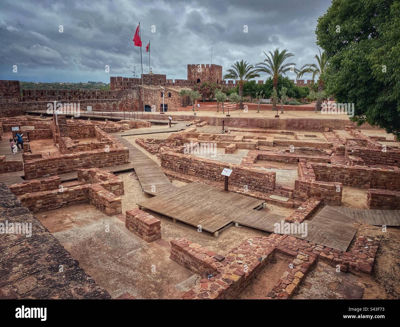 Reste der antiken Mauern im Schloss Silves an der Algarve, Portugal. Stockfoto