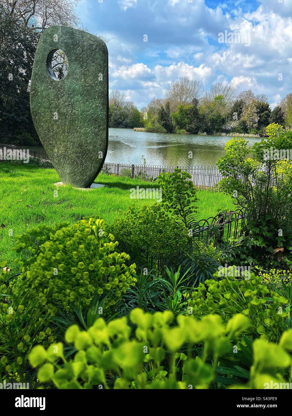 „Single Form (Memorial)“ südlich des Sees, Battersea Park, eine moderne Skulptur von Dame Barbara Hepworth ein Denkmal des UN-Generalsekretärs Dag Hammarskjöld. Klasse II gelistet Stockfoto