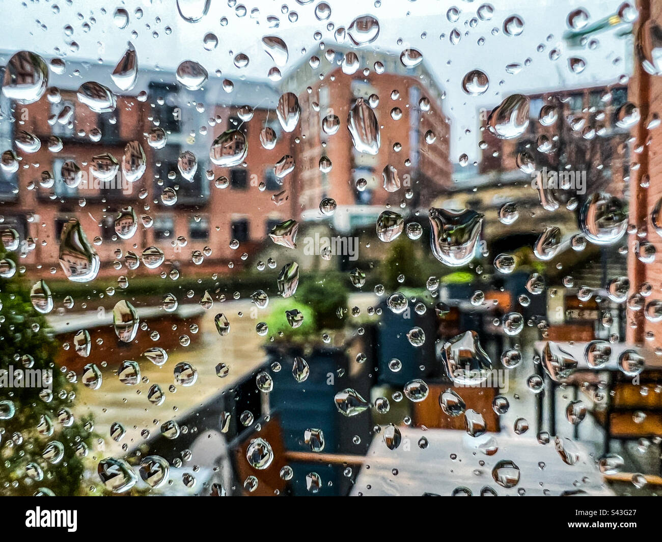 Regentropfen auf Glasfenstern in der Stadt Stockfoto