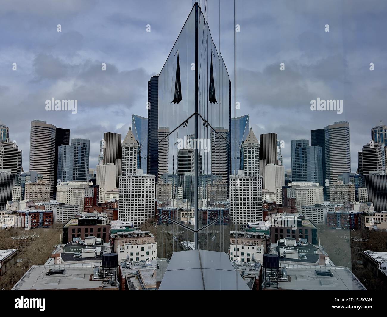 Downtown Seattle, USA, von Süden aus gesehen, mit reflektierender Sicht auf der rechten Seite des Glasgebäudes. Stockfoto