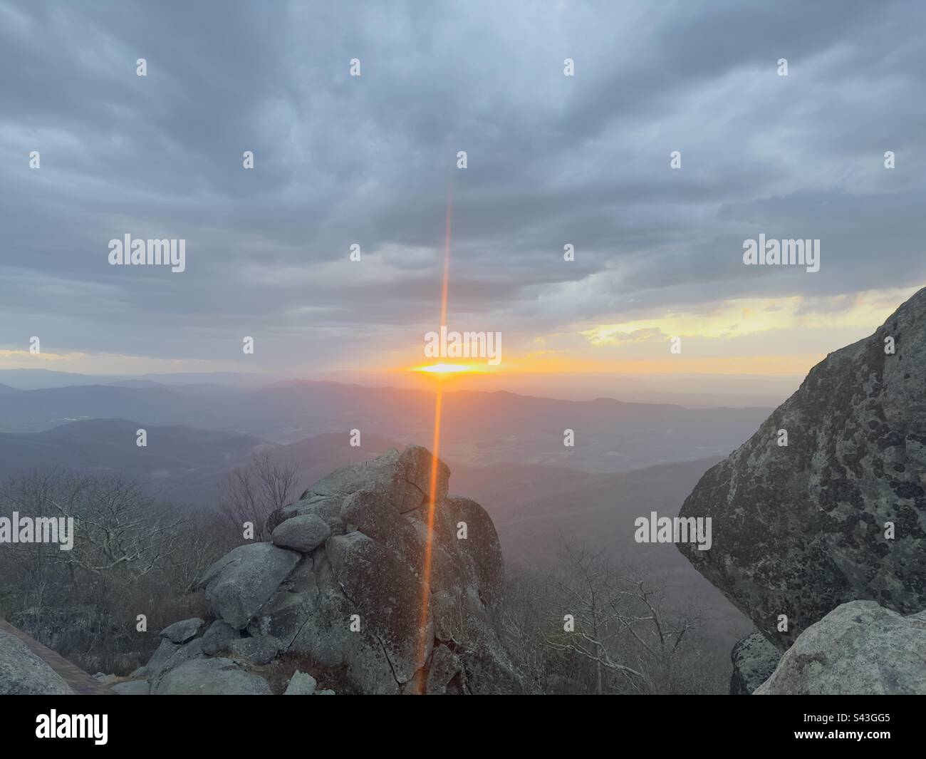 Sonnenuntergang über den Blue Ridge Mountains mit felsigem Aussichtspunkt auf den scharfen Berggipfel Stockfoto