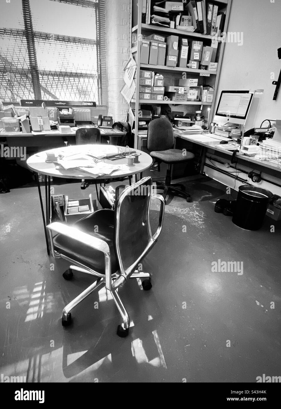 Ein kleiner Bürobereich in hellem Morgenlicht in London - Smartphone-aufgenommenes Stockfoto