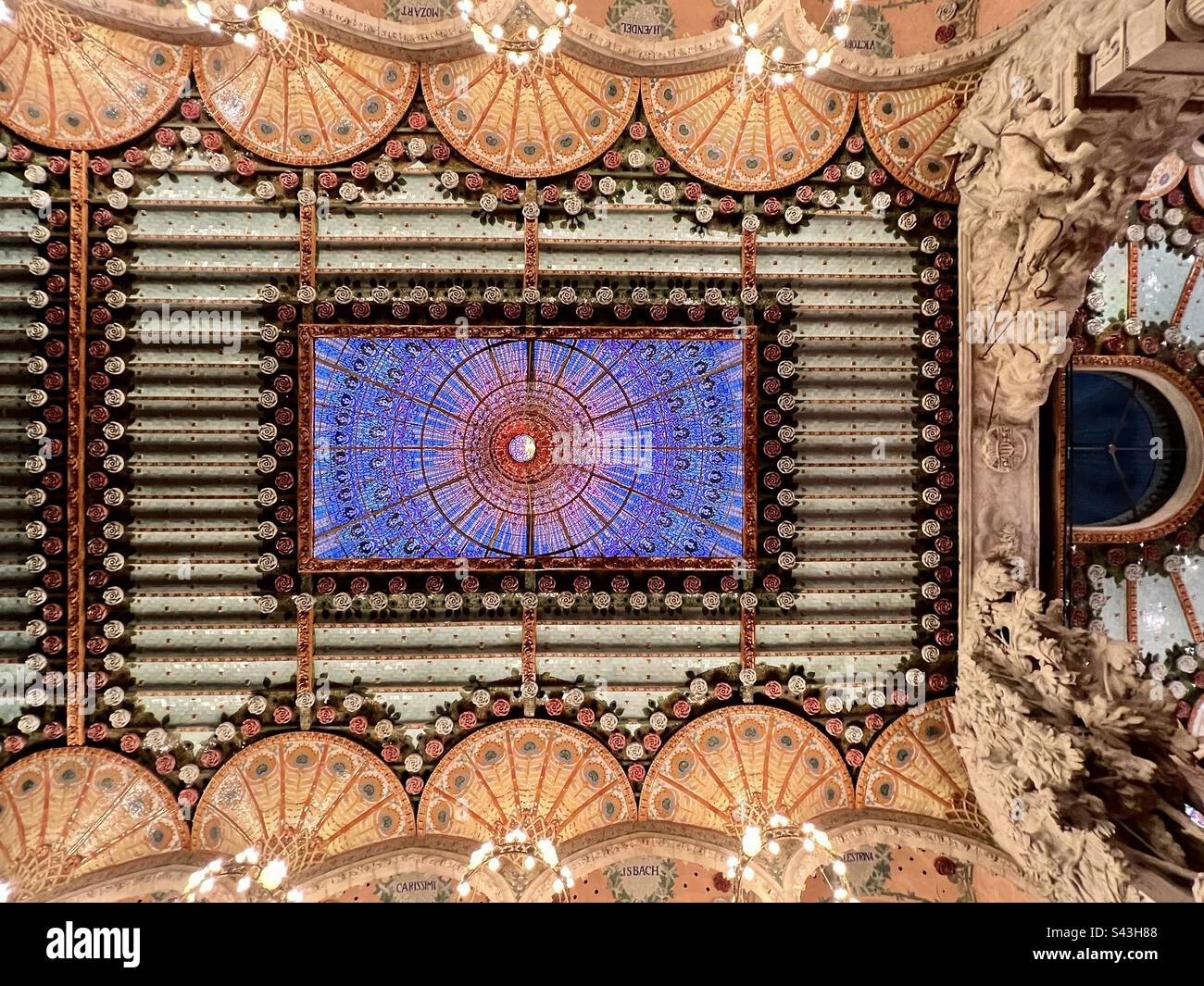 Decke des Palau de la Musica Catalana - Barcelona, Spanien Stockfoto