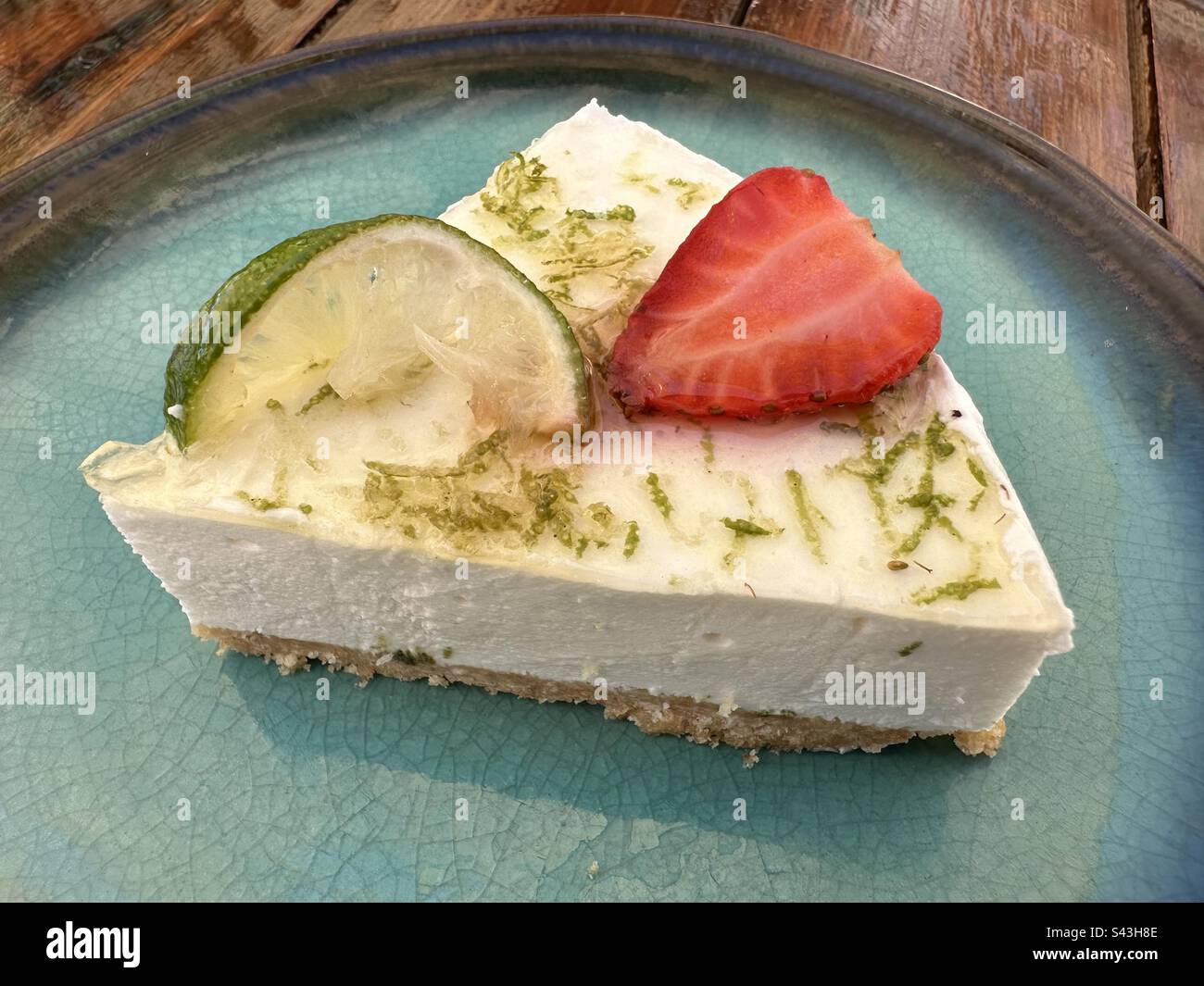 Limettenkäsekuchen auf einem Teller Stockfoto