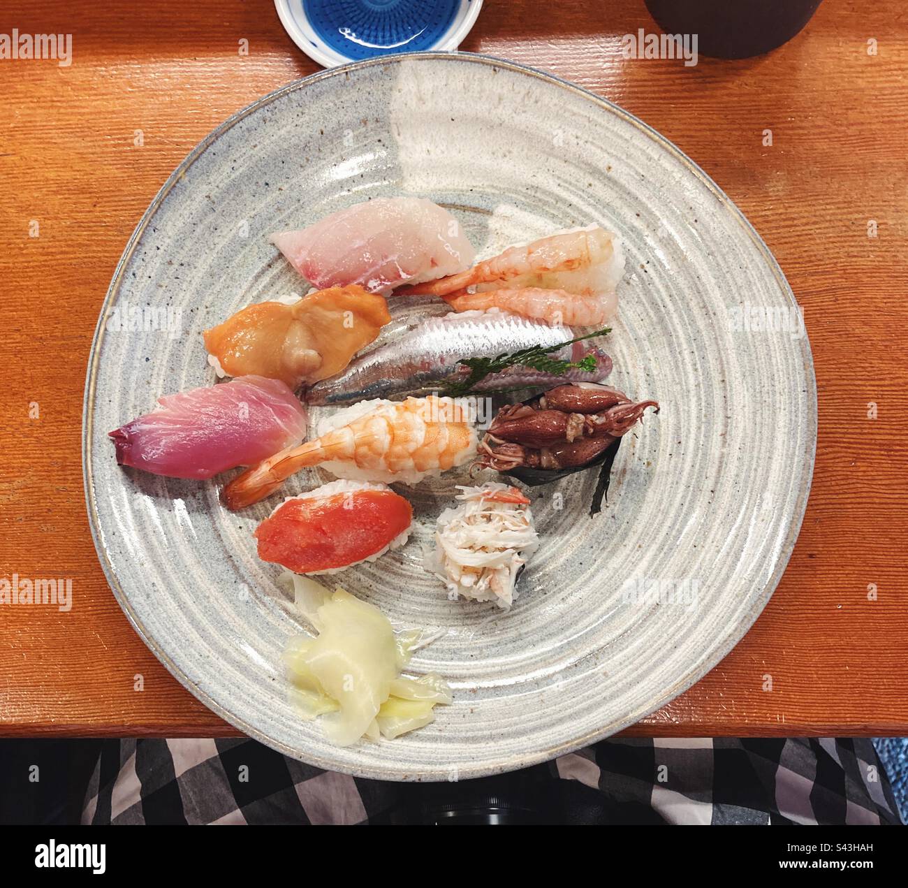 Ein Teller mit handgemachtem Sushi, Kanazawa, Japan Stockfoto