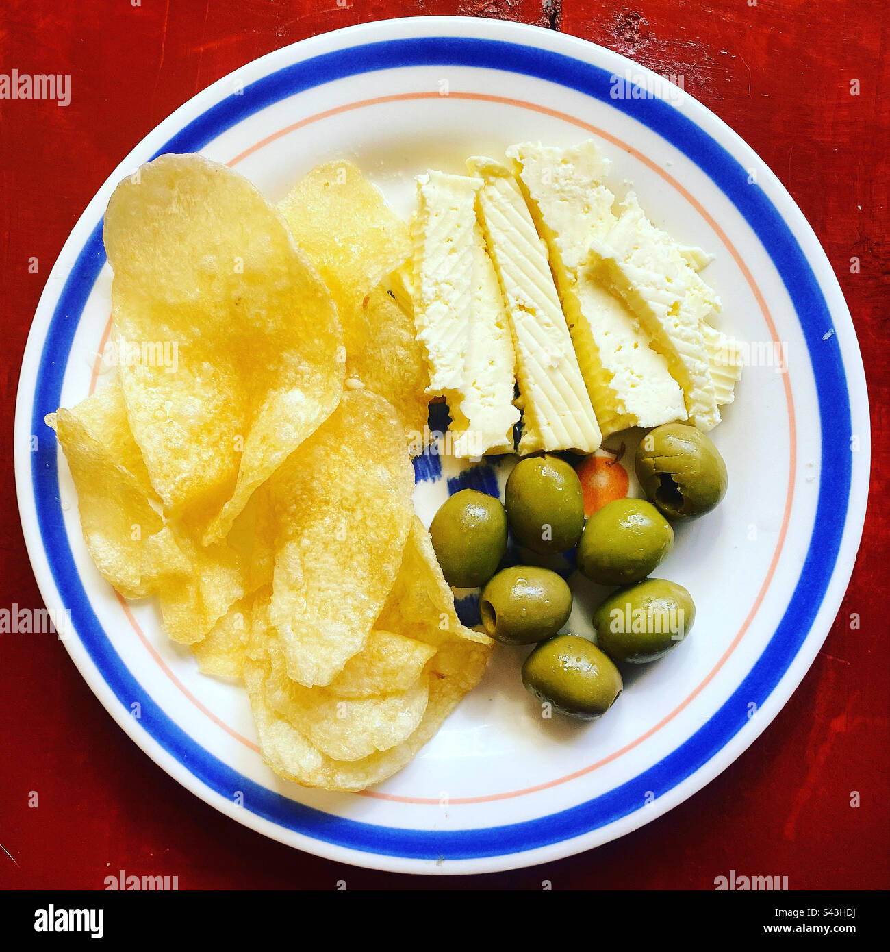 Gebratene Kartoffelchips, Käse und Oliven auf einem Teller in Queretaro, Mexiko Stockfoto