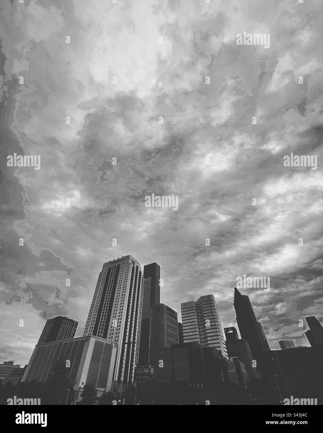 Skyline von Houston stürmischer Himmel in Schwarz und Weiß Stockfoto