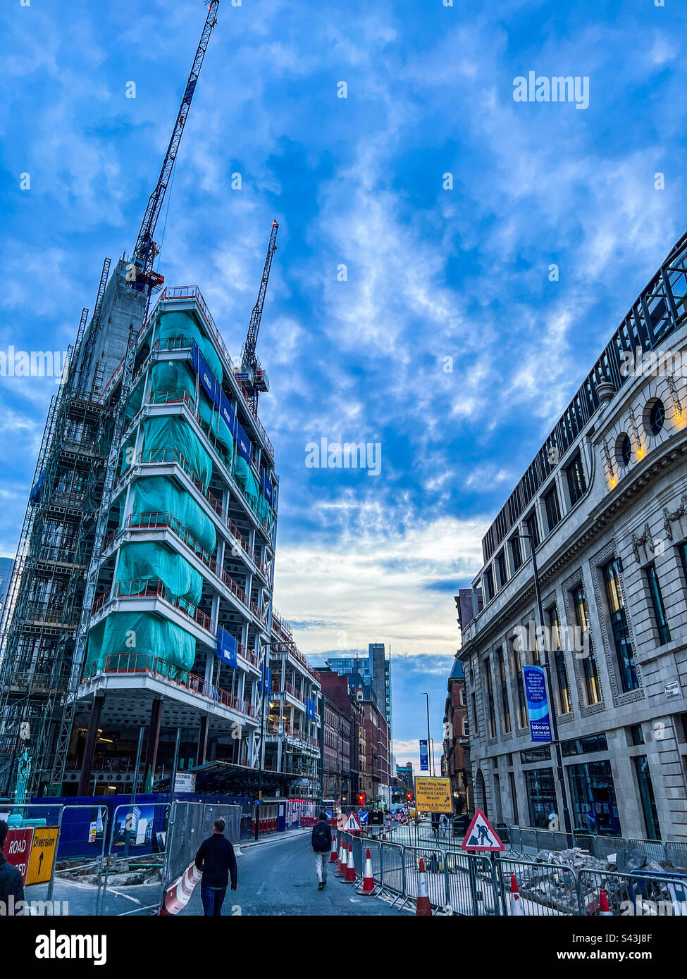 Bauarbeiten an der Wellington Street im Stadtzentrum von Leeds - Smartphone-aufgenommenes Stockfoto