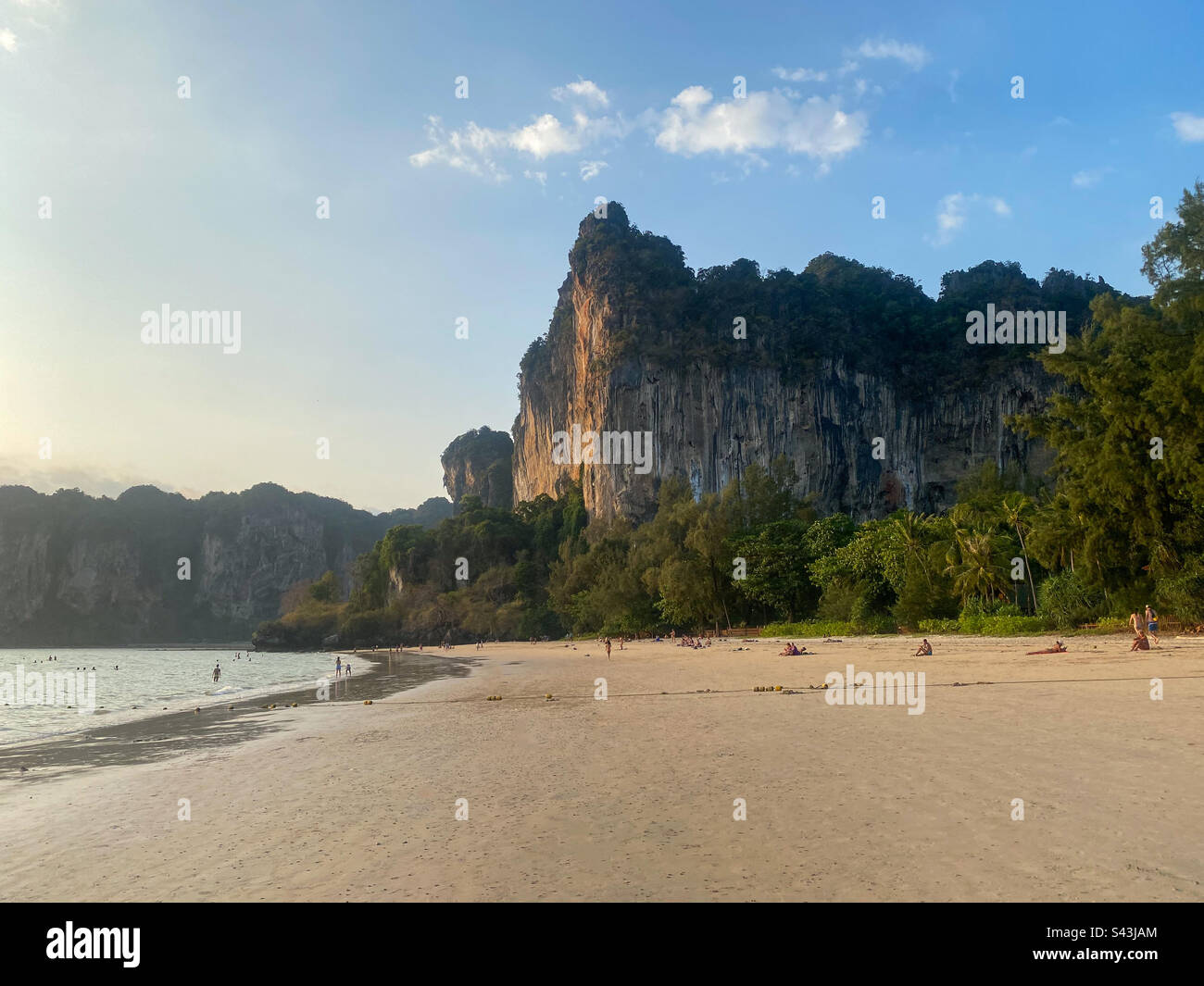 Sonnenuntergang am malerischen Railay Beach in Krabi Provence, Thailand - Smartphone-aufgenommenes Stockfoto
