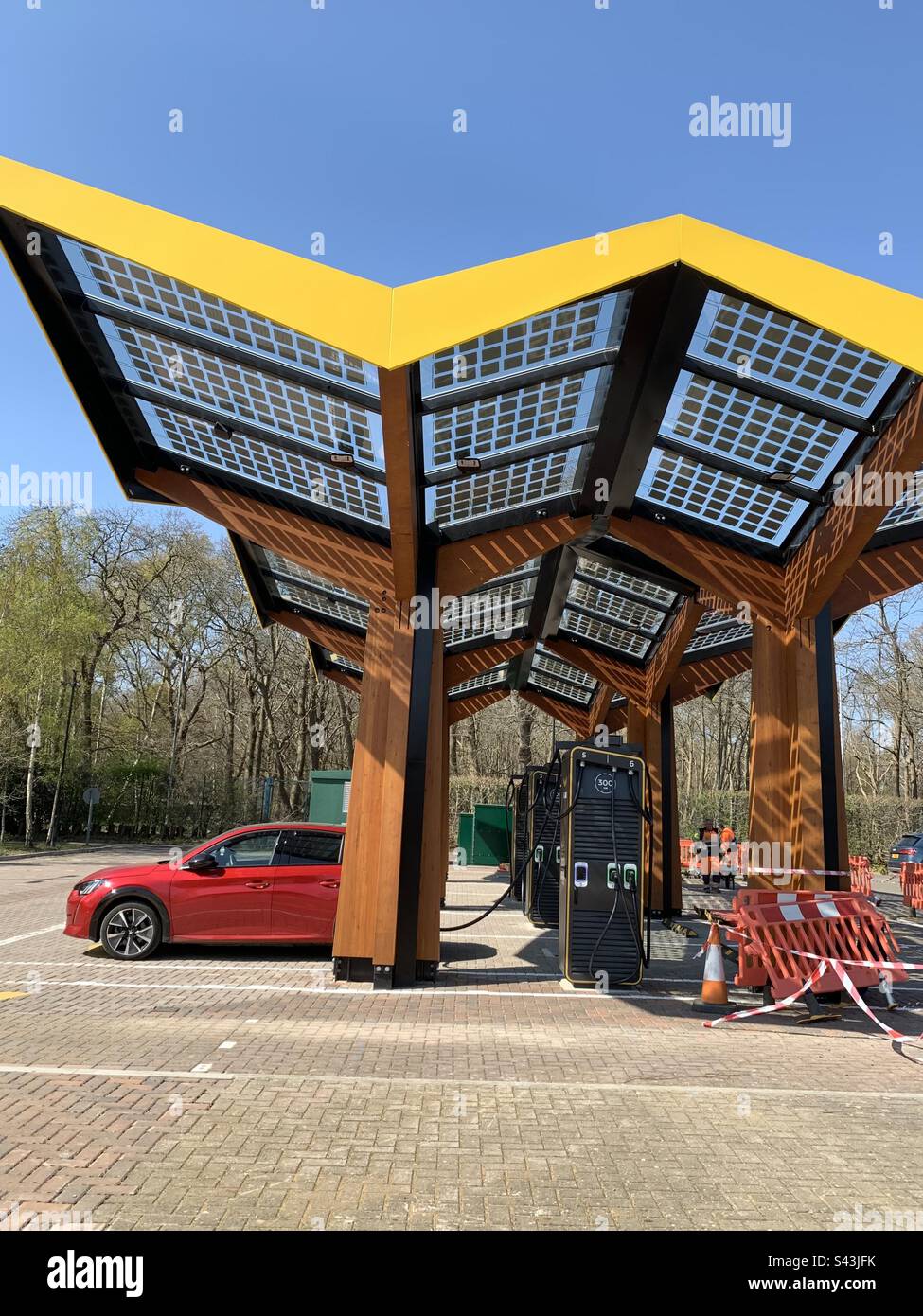 Martlesham, Suffolk, Vereinigtes Königreich - 20. April 2023 : Fastned EV-Ladestation im Ipswich Park and Ride. - Smartphone-aufgenommenes Stockfoto