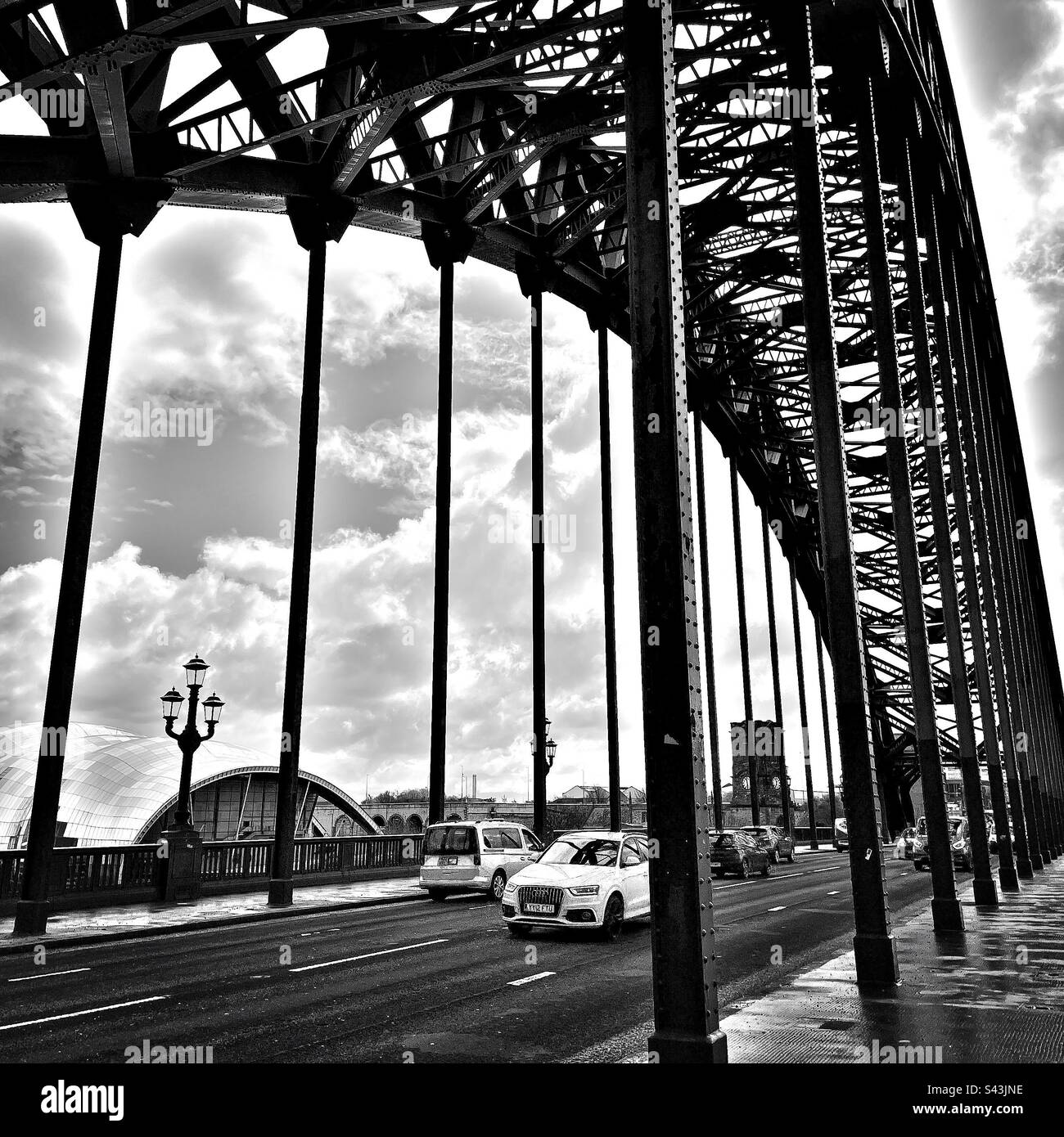 Autos auf der Tyne Bridge Stockfoto