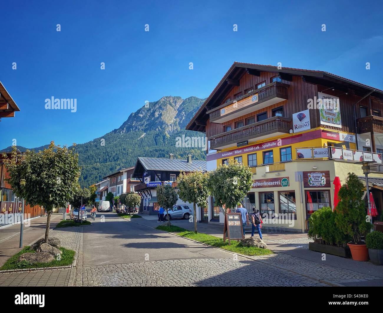 Bayerische Holzhäuser mit Bergblick in Oberstdorf in der Region Allgäu, Deutschland. Stockfoto