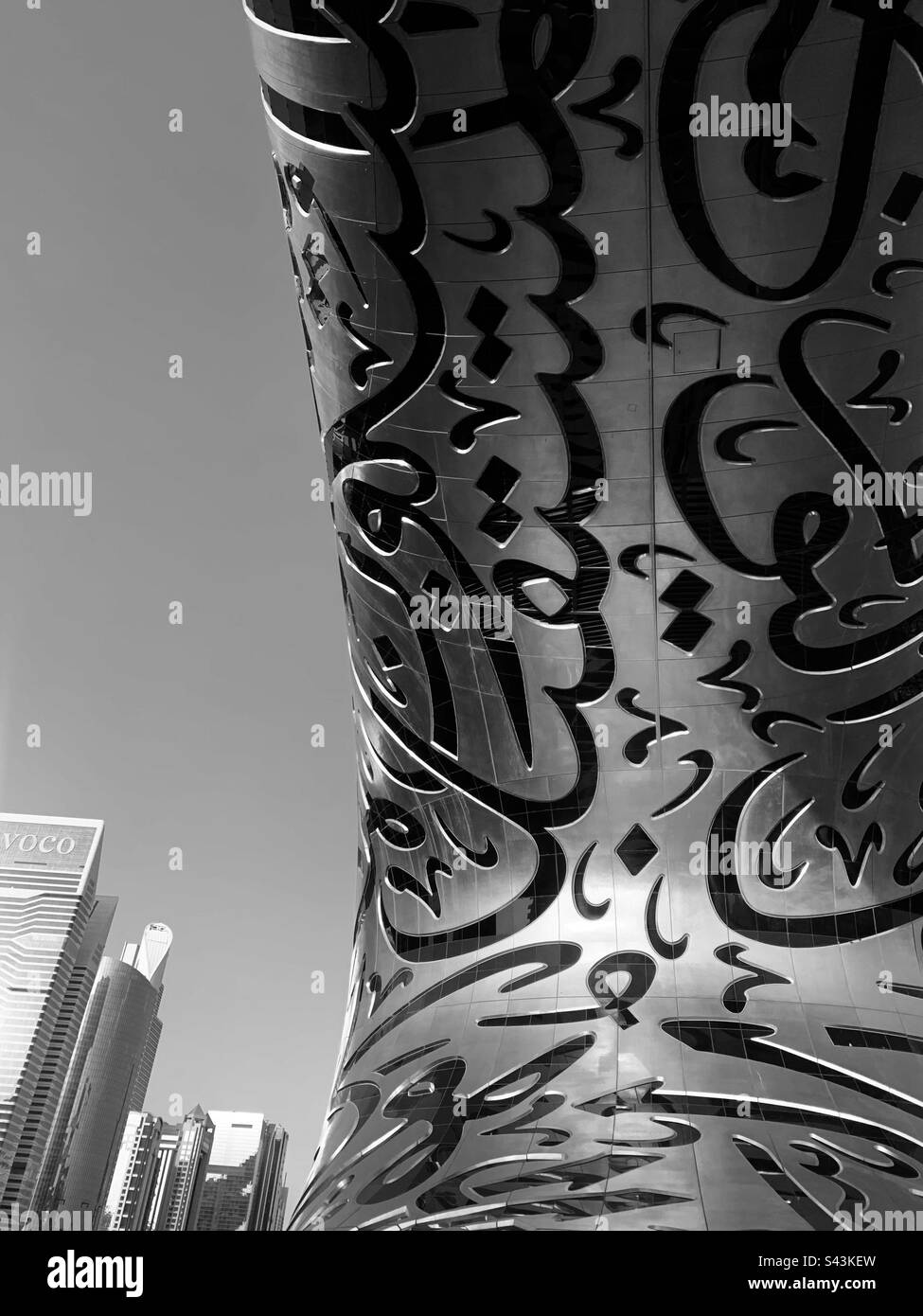 Dubai, Vereinigte Arabische Emirate - 17. Februar 2023: Außenansicht des Museum of the Future MOTF in Schwarz-Weiß Stockfoto