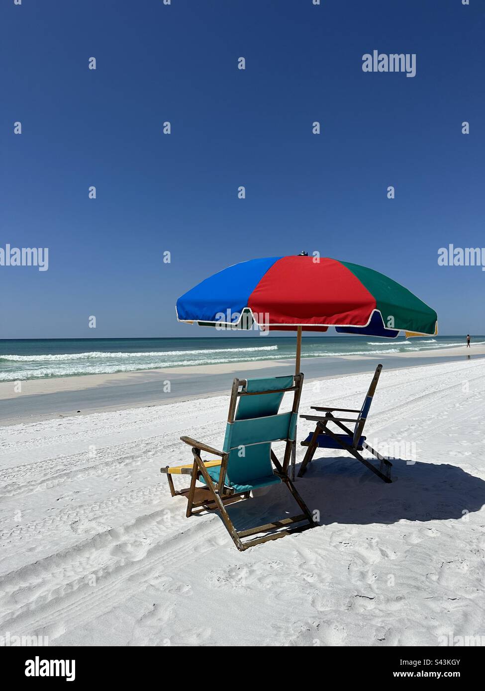 Farbenfroher Sonnenschirm und Stühle am Strand von Emerald Coast Florida Stockfoto