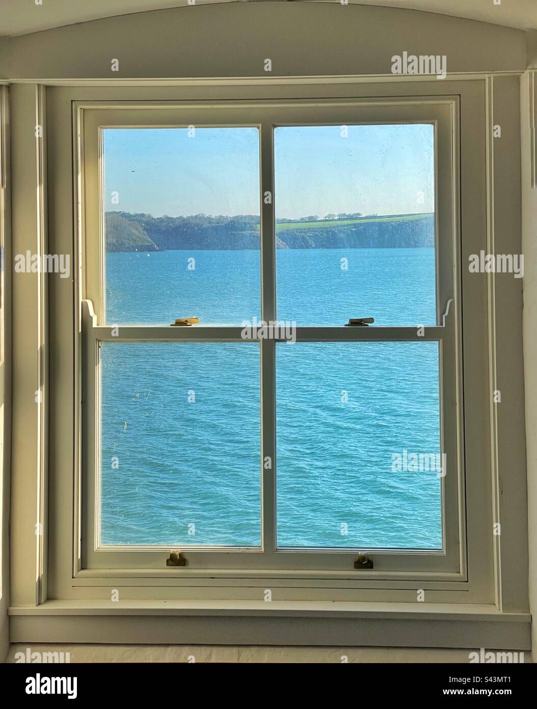 Fenster mit Meerblick Stockfoto