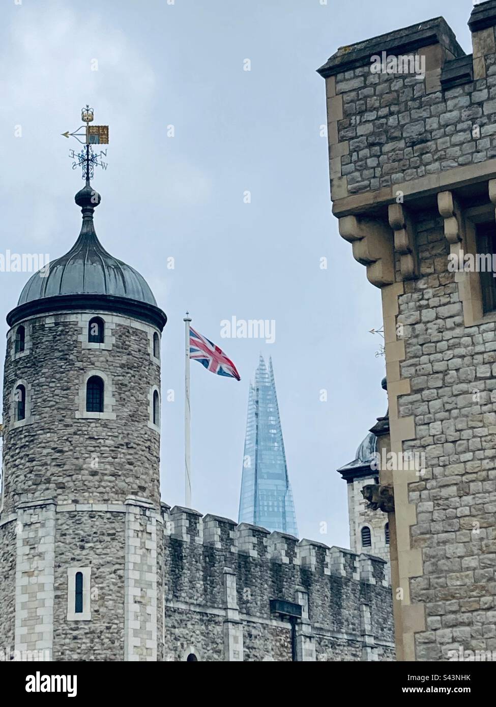 Blick vom London Tower auf die Spitze der Scherbe mit britischer Flagge Stockfoto