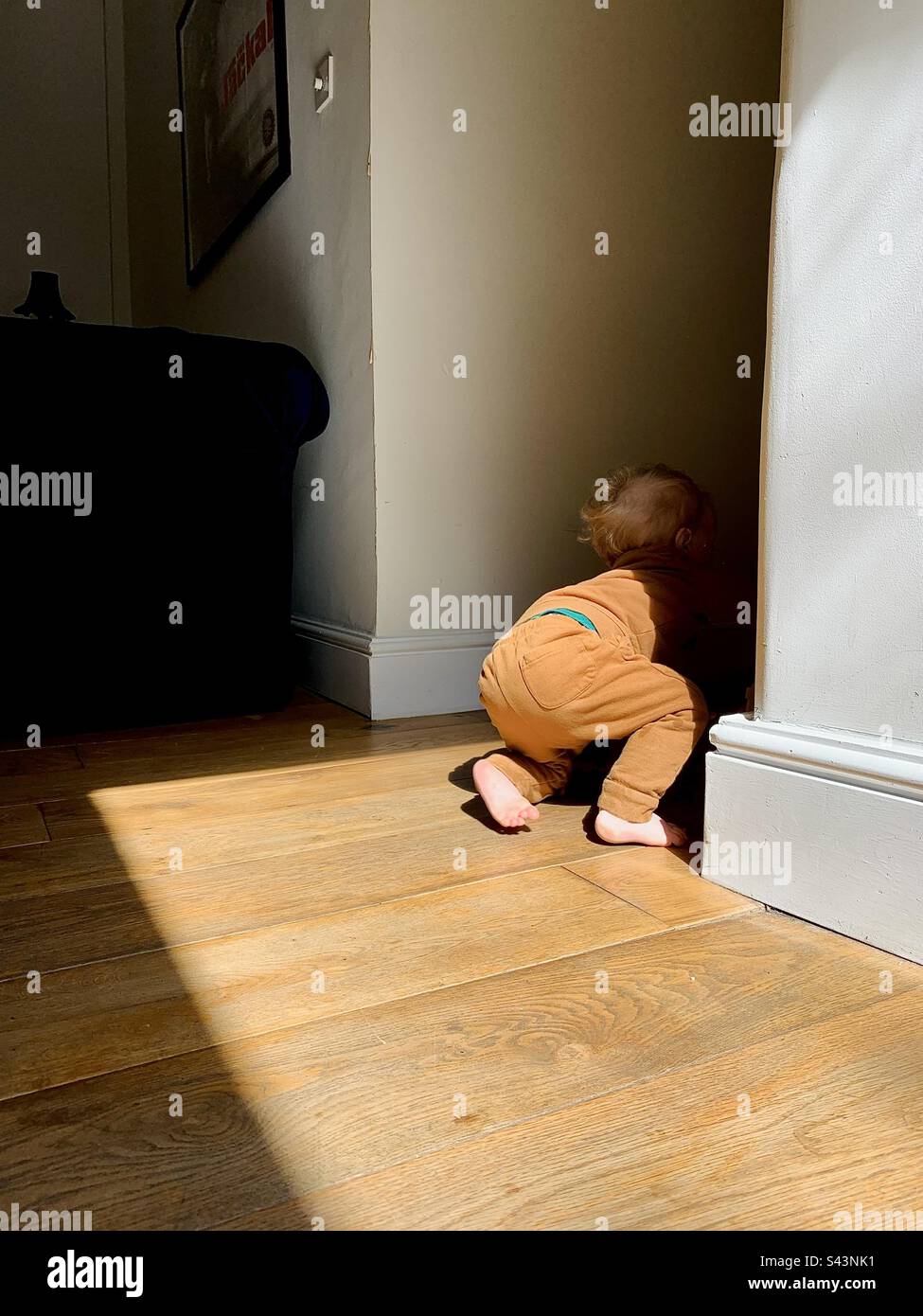 Kleinkinder Krabbeln - Smartphone-aufgenommenes Stockfoto
