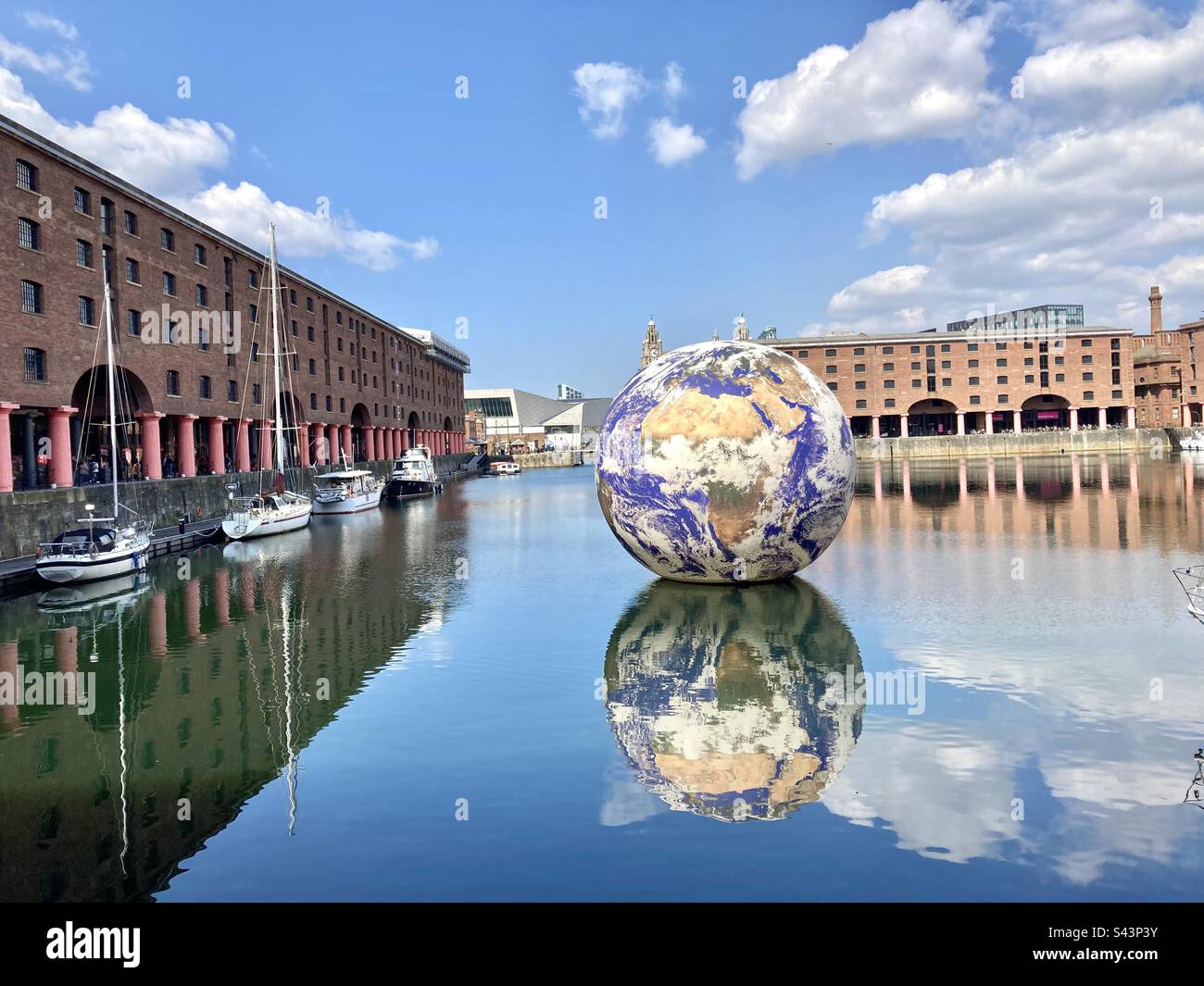 Schwimmende Erde Albert Dock Liverpool Stockfoto