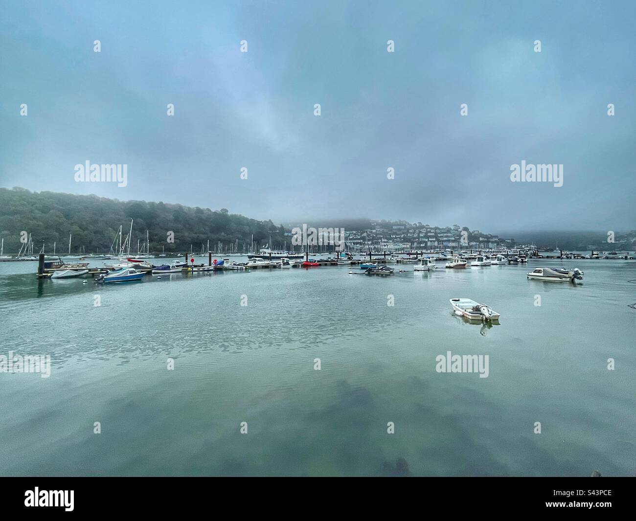 Kingswear aus dem Nebel Stockfoto