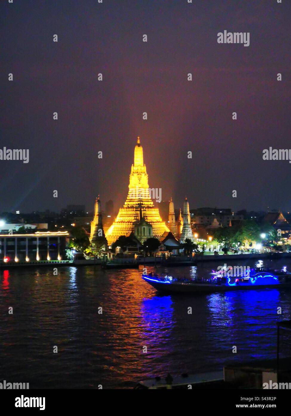 Wat Arun am Fluss Chao Phraya in Bangkok, Thailand. - Smartphone-aufgenommenes Stockfoto