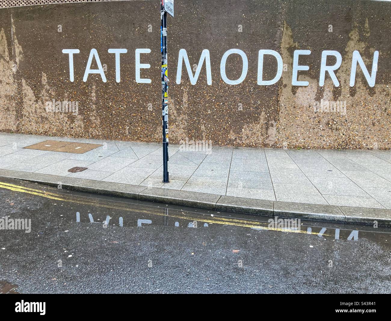 Tate Modern Schriftzug an der Wand Stockfoto