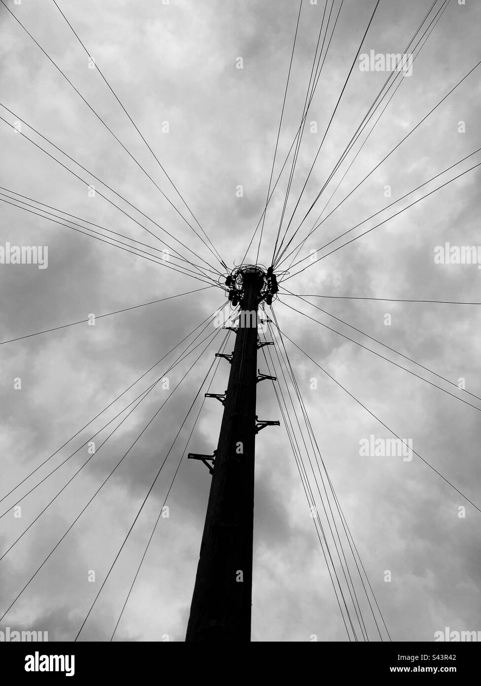 Abstract eines Elektrizitätsmastes gegen den Wolkenhimmel Stockfoto