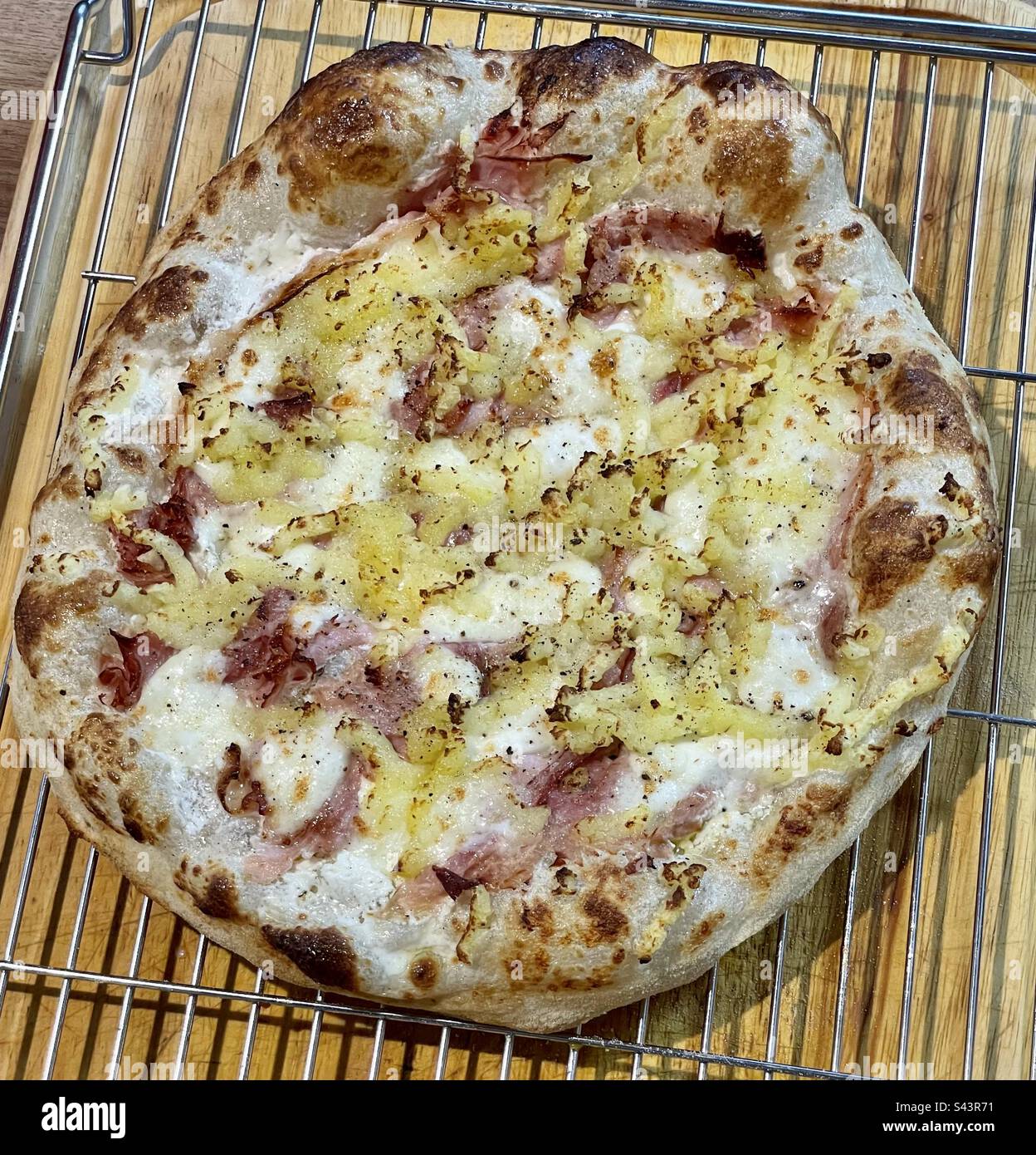 Pizza, italienische Pizza, Pizza con patate, Pizza con prosciutto e patate Stockfoto