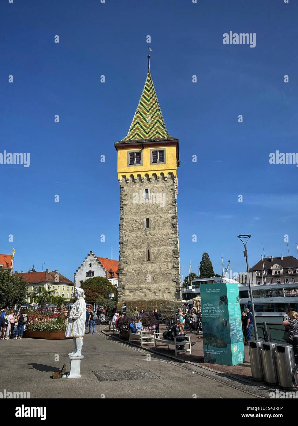 Mittelalterlicher Mangturm im Hafen von Lindau, erbaut im 12. Jahrhundert, Deutschland. - Smartphone-aufgenommenes Stockfoto