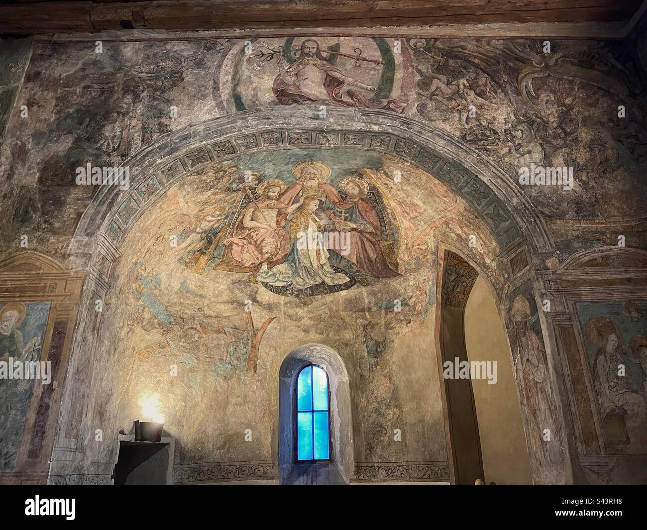 Fresken in der über 1000 Jahre alten romanischen Peterskirche, der ältesten Kirche in Lindau. - Smartphone-aufgenommenes Stockfoto