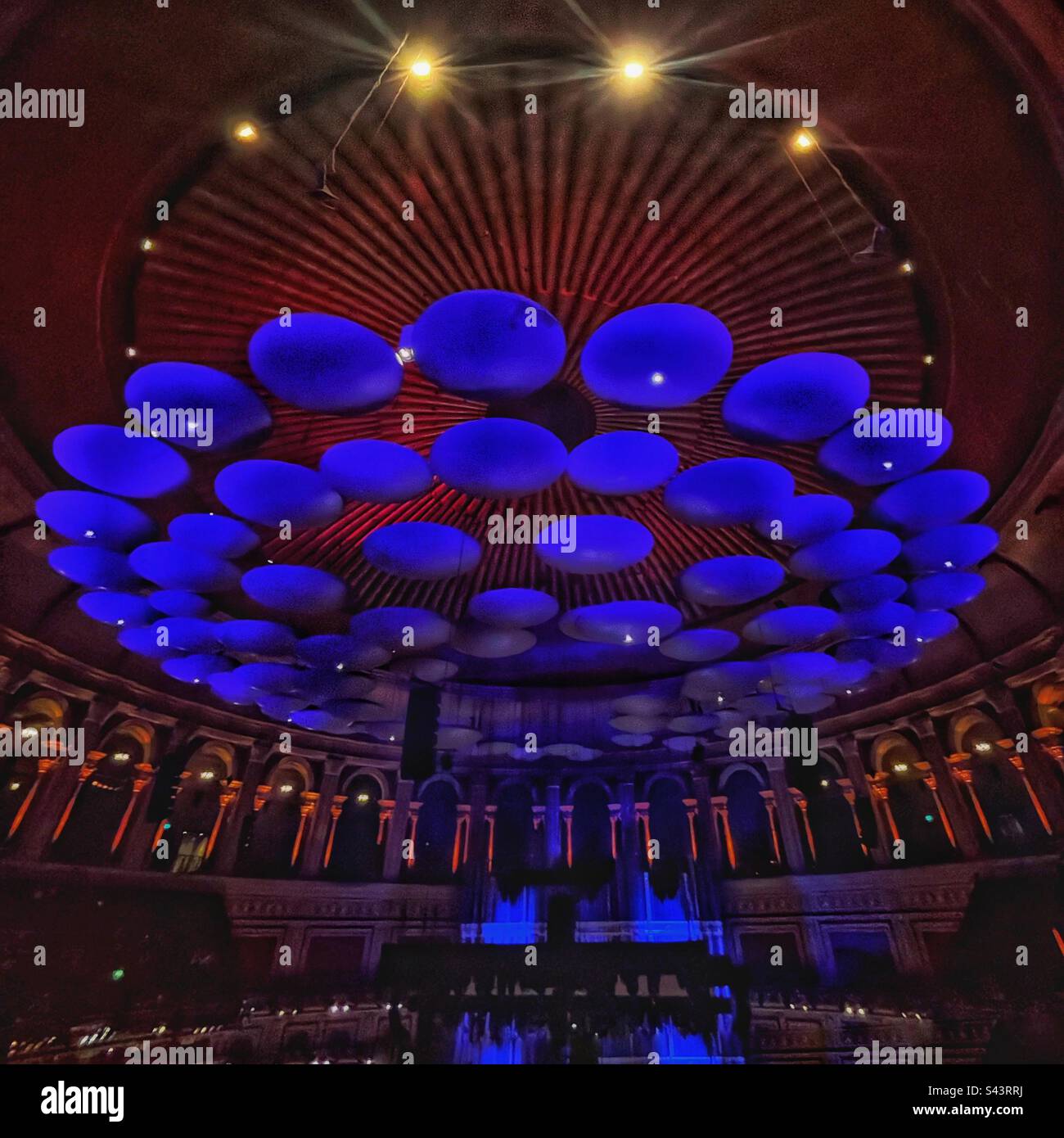 Glasfaser-Akustikdiffusoren mit dem Spitznamen „Pilze“ an der Decke der Royal Albert Hall in London, einem denkmalgeschützten Gebäude und Kulturdenkmal. Der kreisförmige Kreis wird angezeigt. Stockfoto