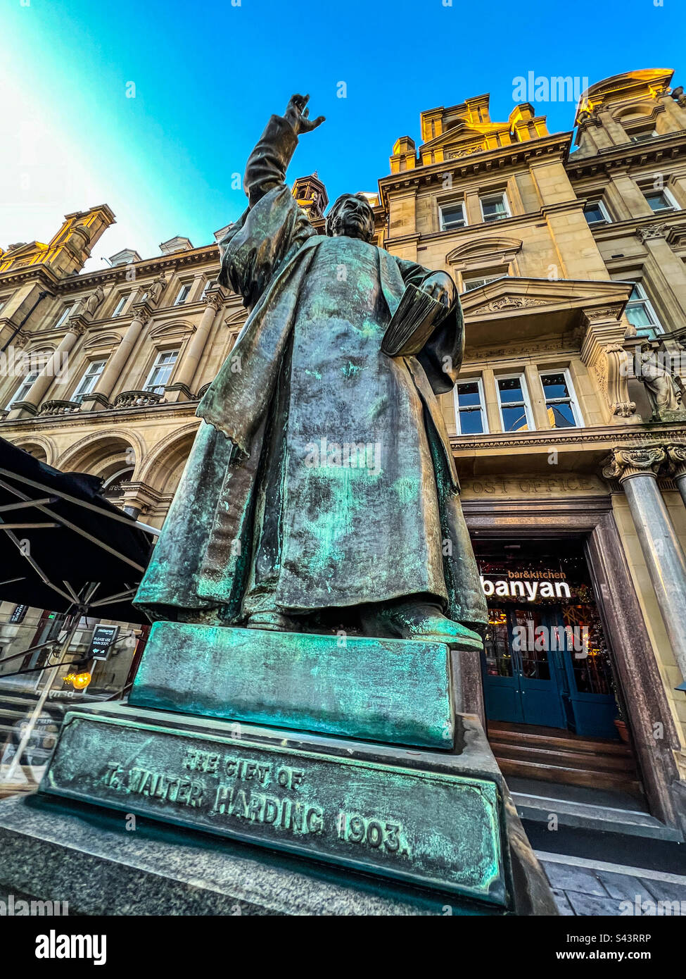 Bronzestatue von Dr. Walter Hook ein Geschenk von T Walter Harding im Jahr 1903 auf dem Marktplatz von Leeds - Smartphone-aufgenommenes Stockfoto
