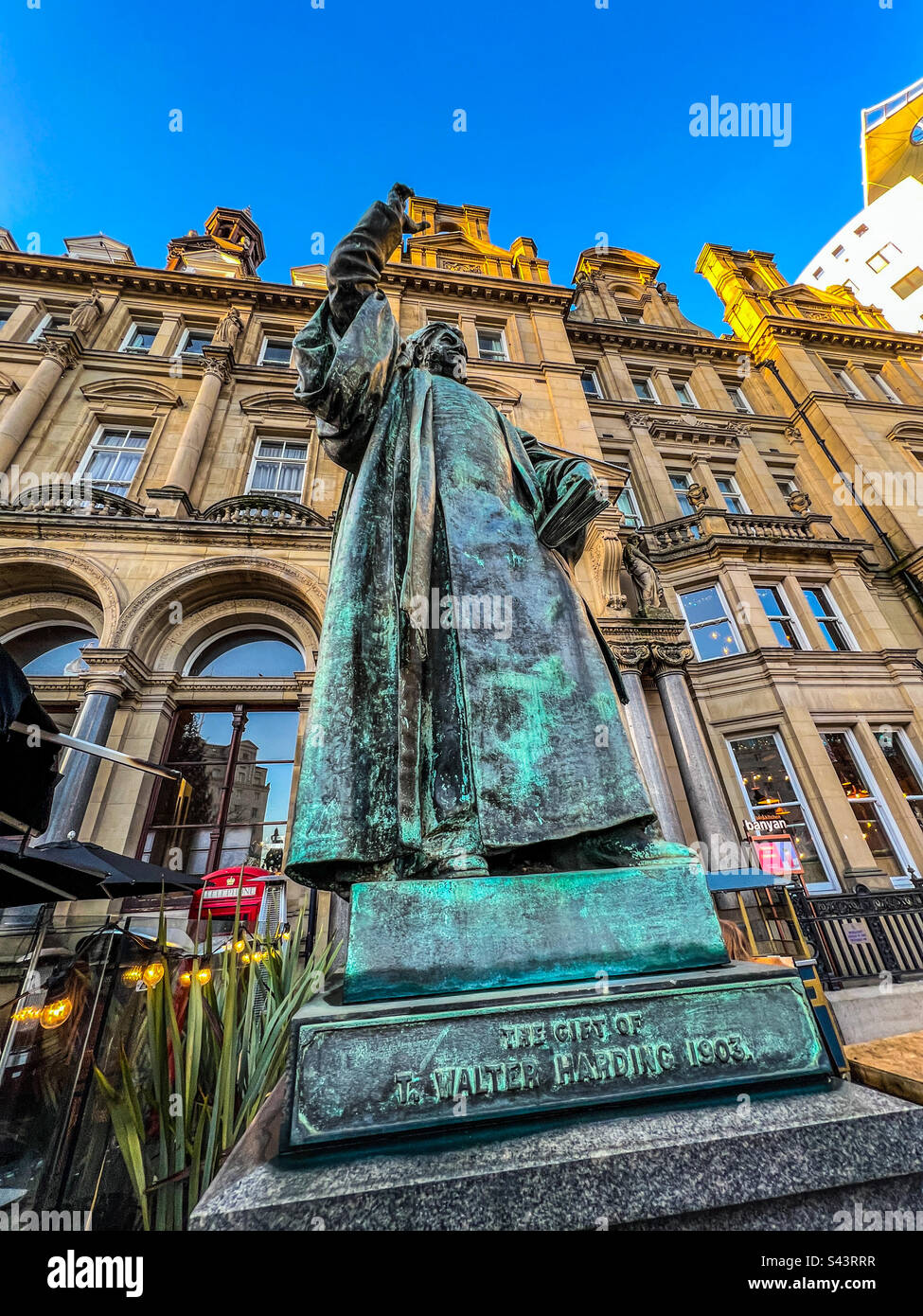 Bronzestatue von Dr. Walter Hook ein Geschenk von T Walter Harding im Jahr 1903 auf dem Marktplatz von Leeds Stockfoto