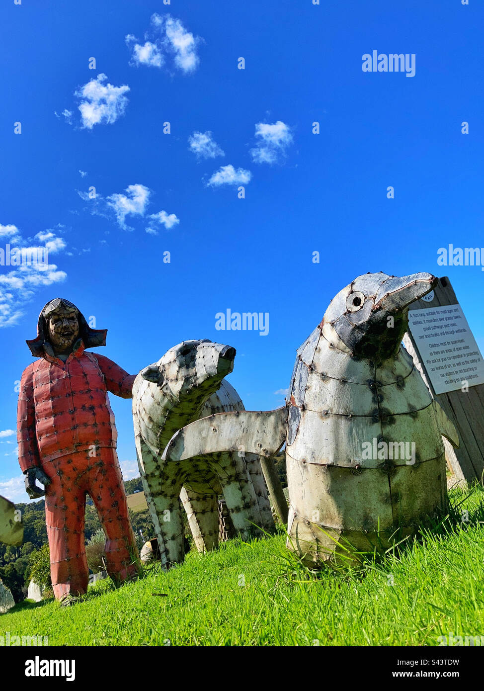 Pinguin, Eisbär und Eskimo-Skulptur Stockfoto