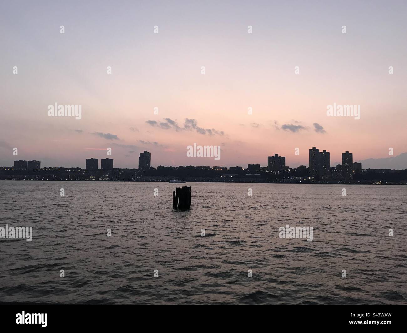 Rosa Sonnenuntergang über dem Hudson - Smartphone-aufgenommenes Stockfoto