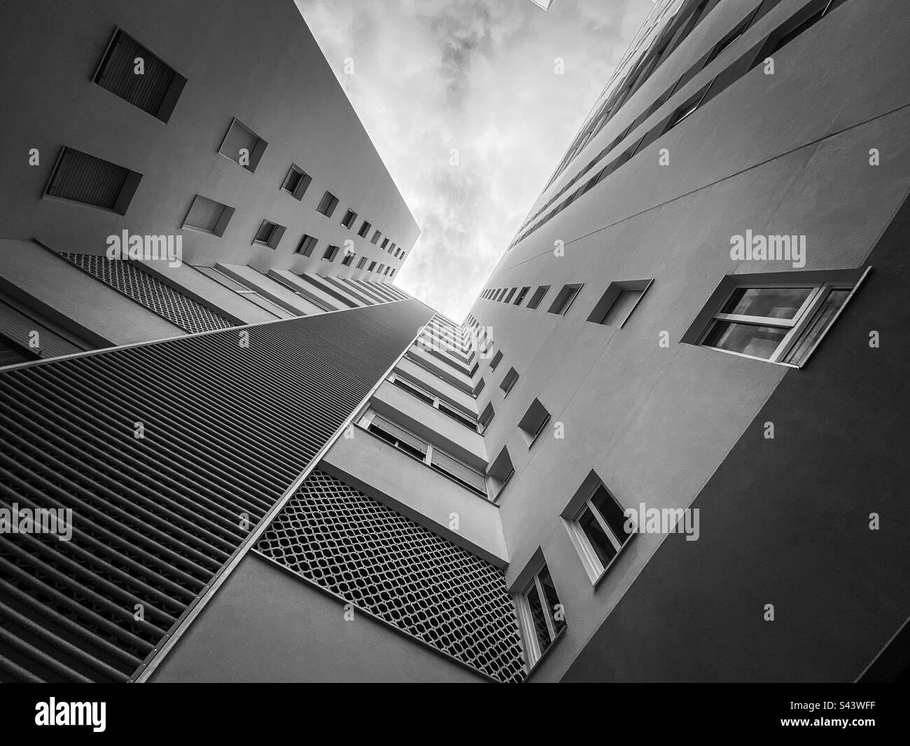 Kleiner Winkel von einem Gebäude in Schwarz-Weiß Stockfoto