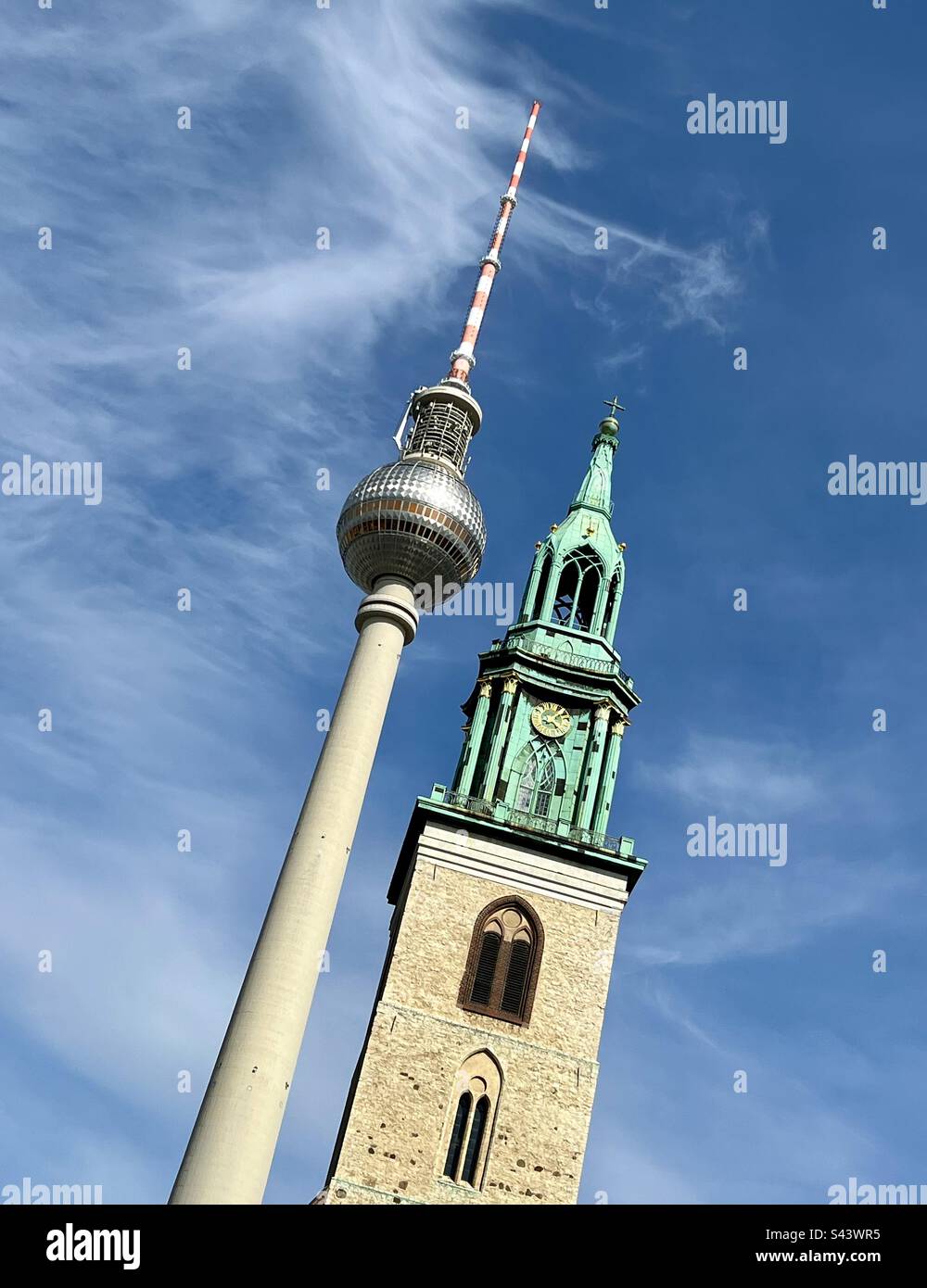 Fernsehturm und Marienkirche am Alexanderplatz, Mitte, Berlin. Stockfoto