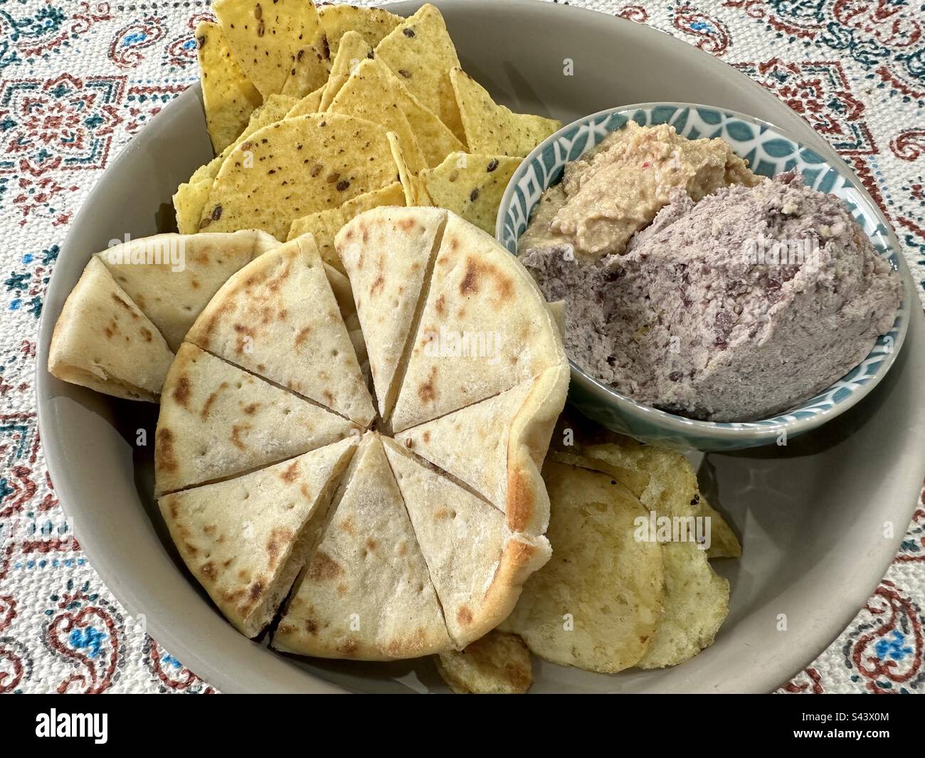Hummus, Pitta, Chips und Crisps Stockfoto
