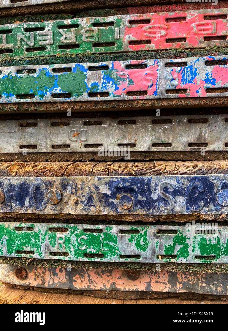 Ein Stapel Gerüstmaterial, abstrakt fotografiert - Smartphone-aufgenommenes Stockfoto