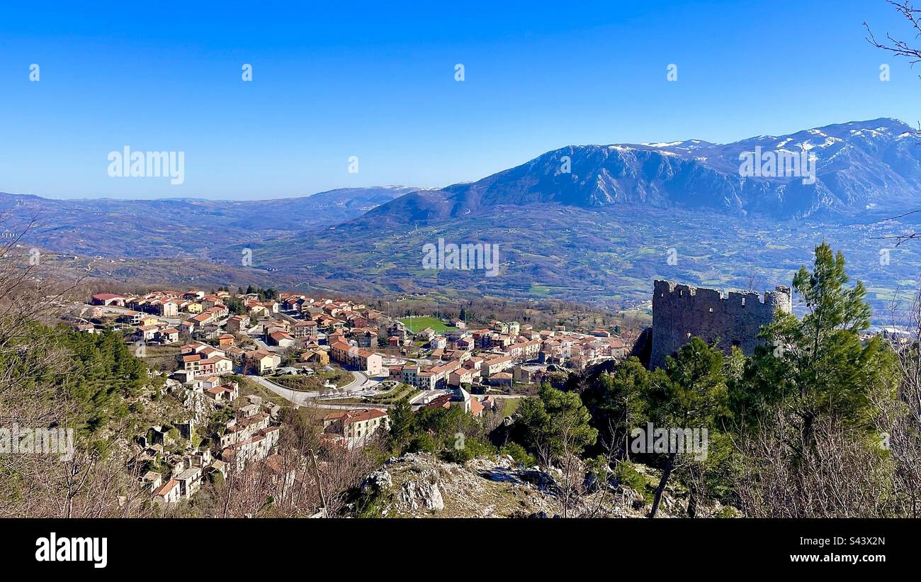 Wintersonne Italien. Blick vom Picentini-Gebirge auf Senerchia Stockfoto