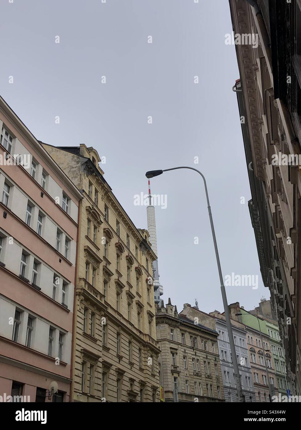 Gebäude in Prag fotografiert während eines stimmungsvollen Spaziergangs mit Freunden, wunderschöne Architektur Stockfoto