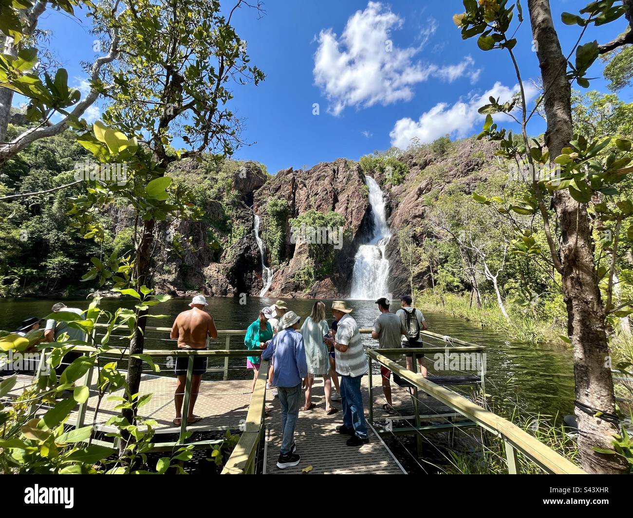 Touristen beobachten die Wangi Falls im Litchfield National Park, Northern Territory of Australia Stockfoto