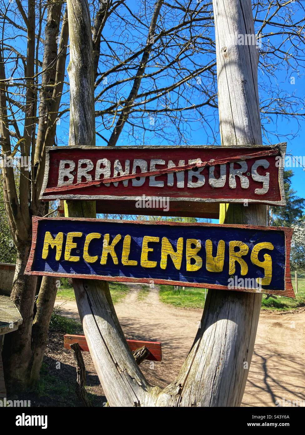 Zwei geschnitzte Holzzeichen an der Grenze zwischen den beiden bundesländern Mecklenburg-Vorpommern und Brandenburg Stockfoto