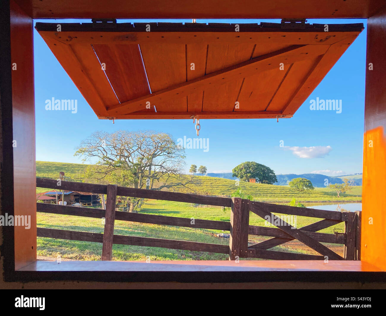 Fenster mit Blick auf Farm und Ranch Stockfoto