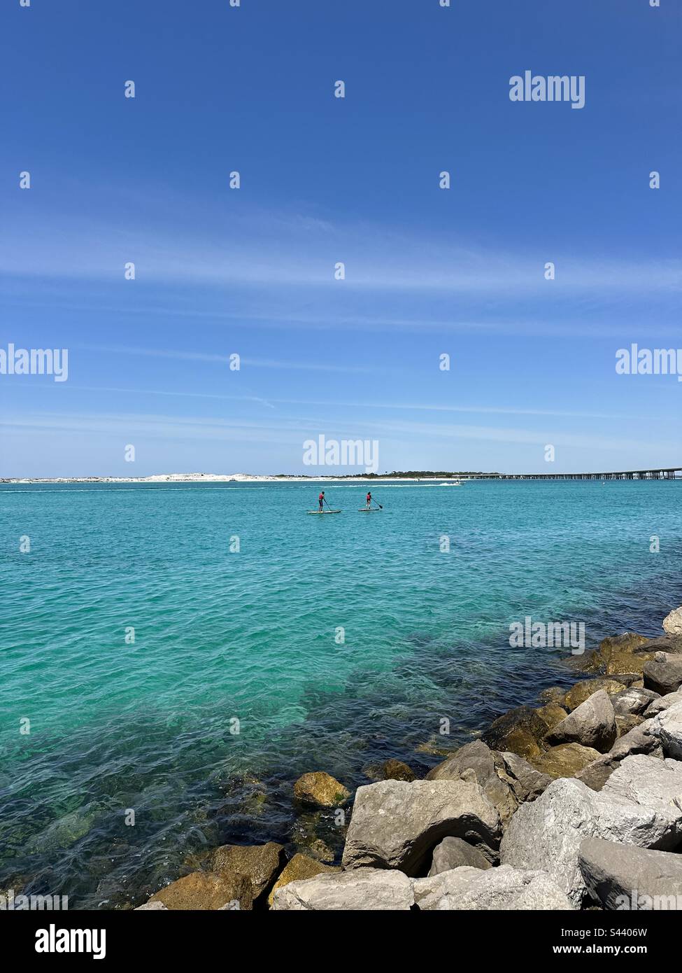 East Pass Destin Florida Anlegestege und Paddelboarder Stockfoto