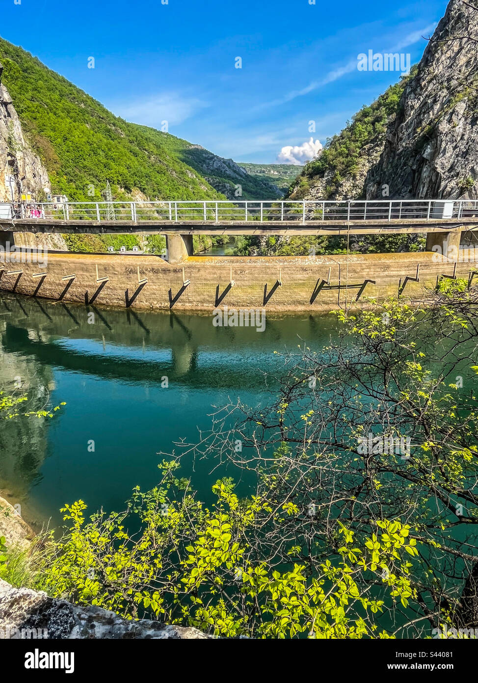Wasserbarriere in Mazedonien, Matka Canyon. Berge, Bäume, smaragdfarbenes Wasser des Treska-Flusses. Atemberaubende Natur auf den balkanen. Stockfoto