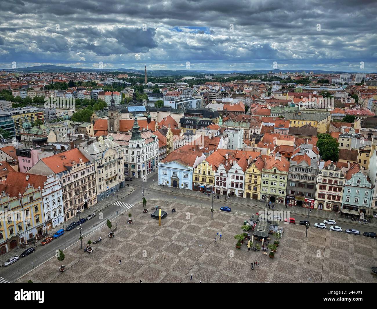 Blick aus der Vogelperspektive auf den Platz der Republik und farbenfrohe historische Gebäude von St. Bartholomäus-Kathedrale in Pilsen, Tschechische Republik. Stockfoto