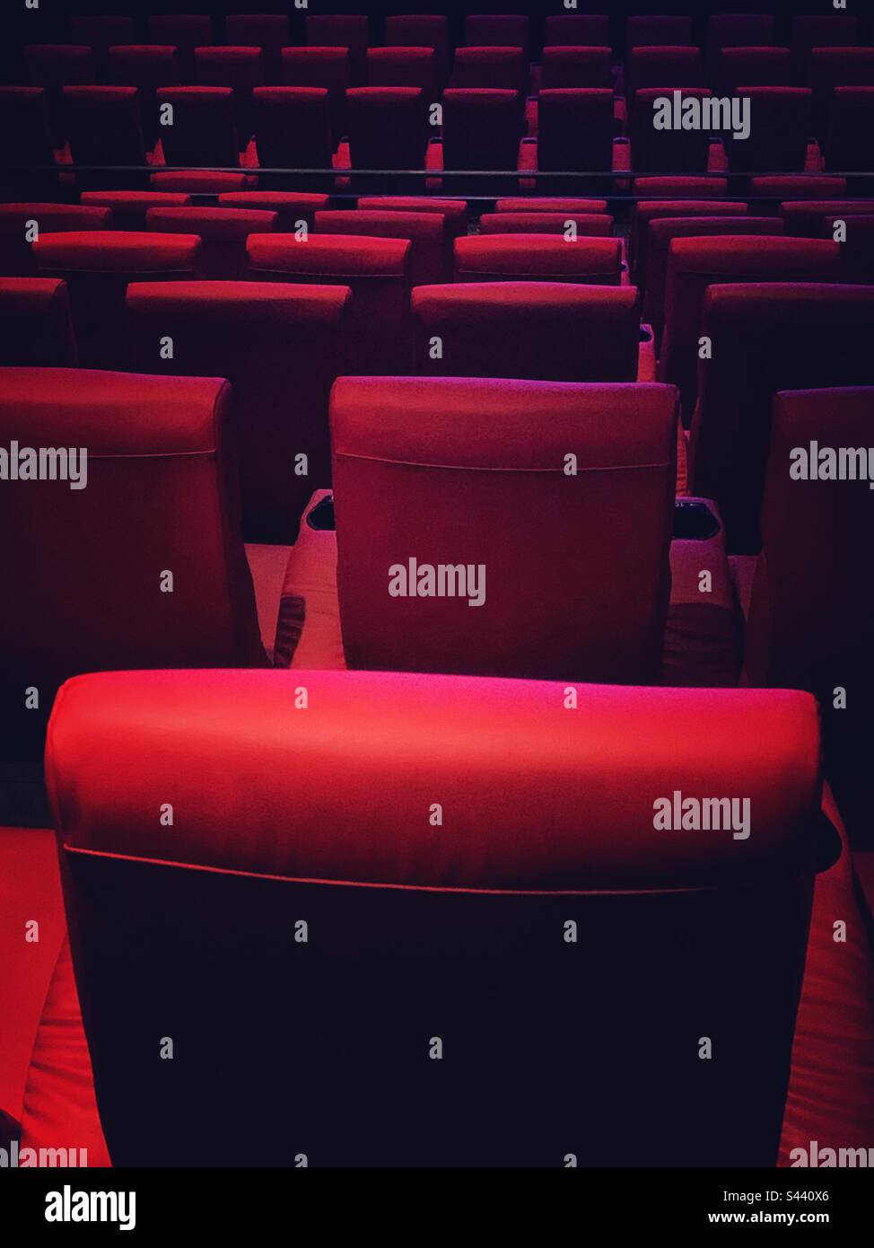 Sitze Im Red Cinema Stockfoto