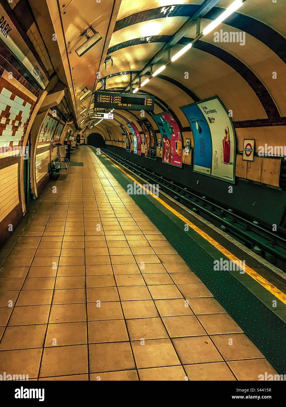 Londoner U-Bahn-Plattform Stockfoto