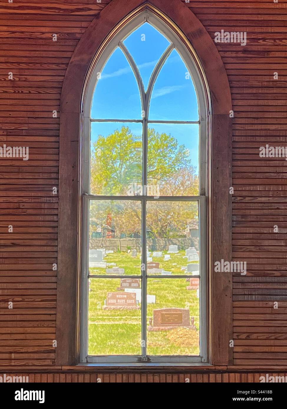 Durch ein antikes Kirchenfenster sehen Sie Leben der Vergangenheit. Stockfoto