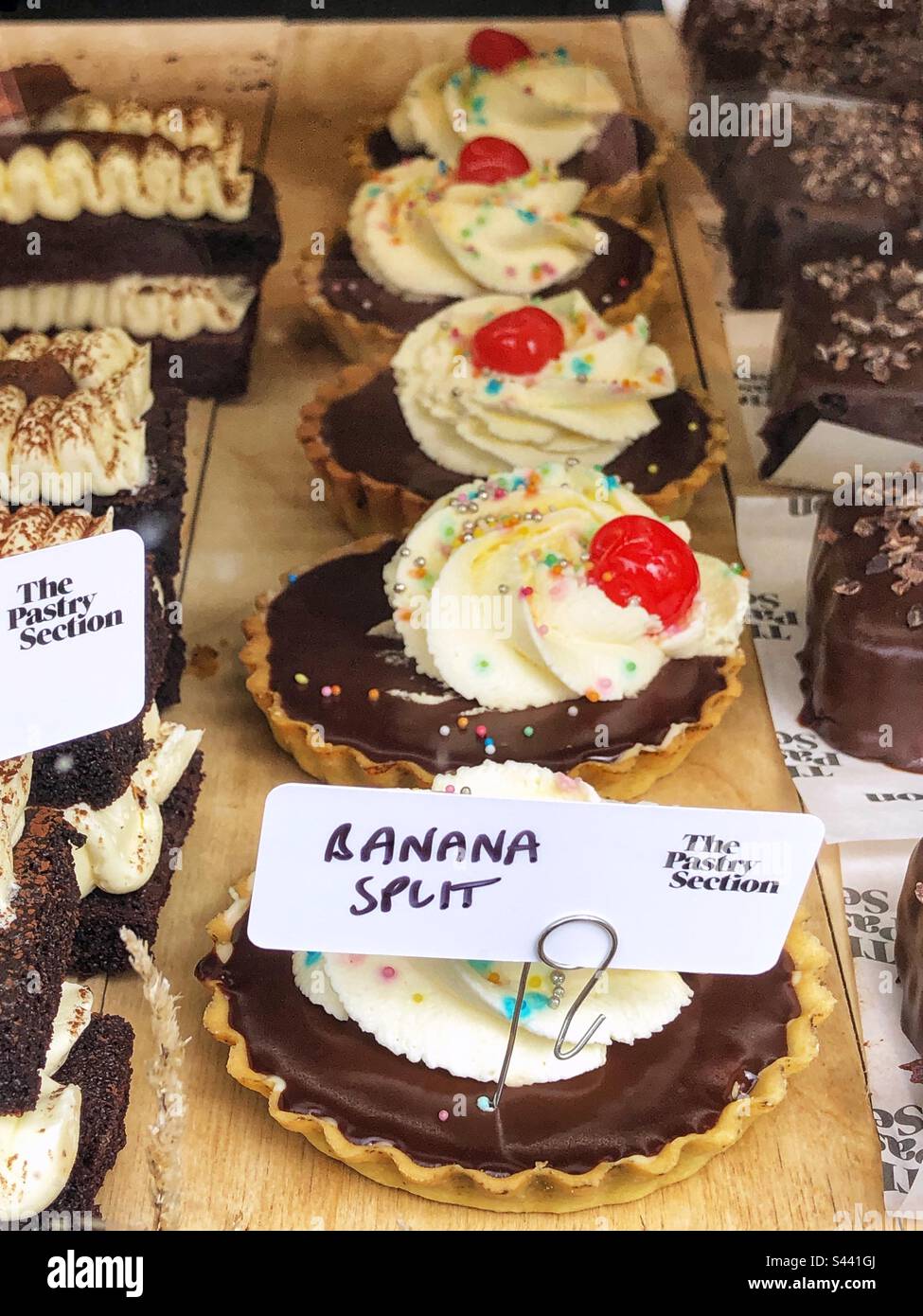 Banana Split im Fenster der Bäckerei - Smartphone-aufgenommenes Stockfoto